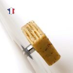 Zoom sur le porte-savon aimanté accroché à une paroi de salle de bain avec un savon dessus