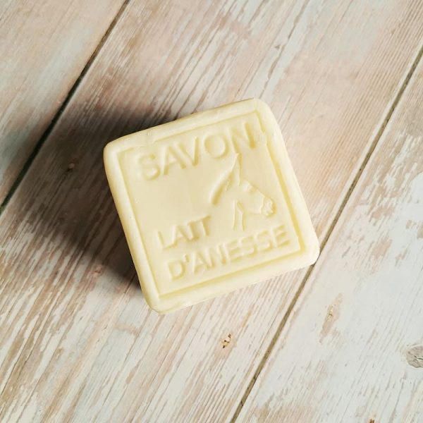 Savon cube au lait d'ânesse de la marque Maître Savonitto