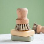 Brosse à vaisselle ergonomique poils durs